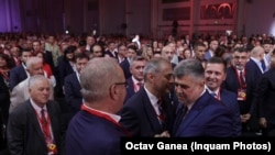 Marcel Ciolacu salută membrii de partid la intrarea in sala in care a avut loc Congresul PSD