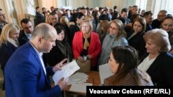 În buletinele de vot au fost incluși doar magistrații care au primit undă verde de la comisia pre-vetting.