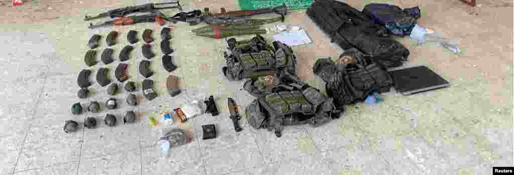 یکی از تصاویری که وزارت دفاع اسرائیل منتشر کرده و می&zwnj;گوید اسلحه و مهماتی است که در یک مدرسه در نوار غزه کشف کرده است. 