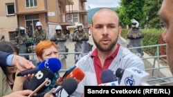 Mlladen Peroviq nga Zveçani, i cili gjatë trazirave në këtë qytet ua hapi derën e kafenesë së tij, ekipeve të mediave.