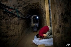 Палестински контрабандист се моли в тунел между Египет и Ивицата Газа в Рафах, южната част на Ивицата Газа, неделя, 15 ноември 2009 г.