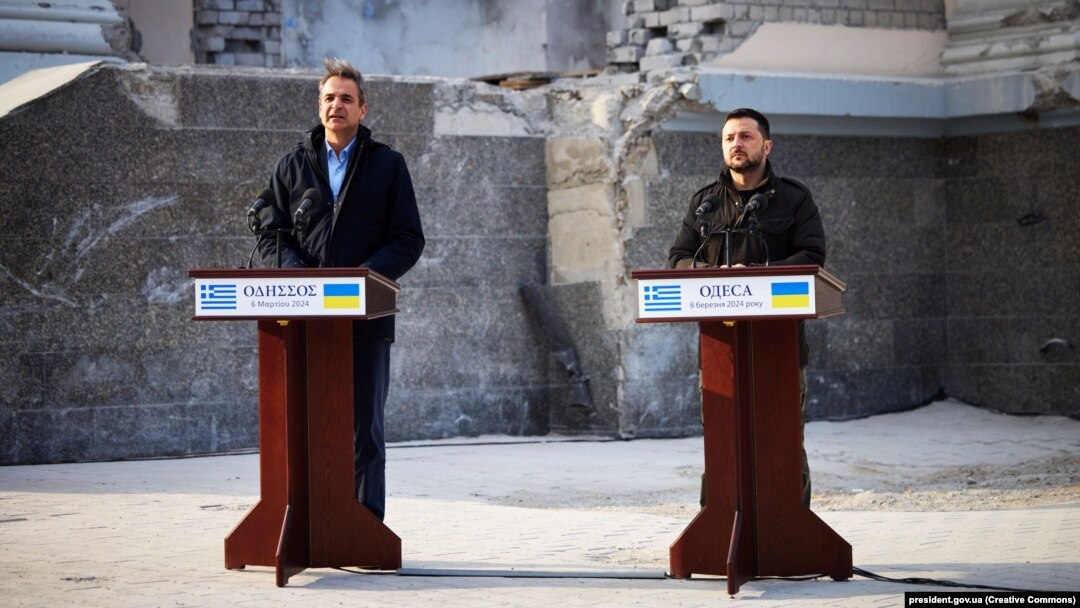 Prim-ministrul Greciei, Kyriakos Mitsotakis (stânga), și președintele Ucrainei, Volodimir Zelenski, în timpul unei conferințe de presă lângă catedrala avariată din Odesa, 6 martie 2024.