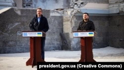 Prim-ministrul Greciei, Kyriakos Mitsotakis (stânga), și președintele Ucrainei, Volodimir Zelenski, în timpul unei conferințe de presă lângă catedrala avariată din Odesa, 6 martie 2024.