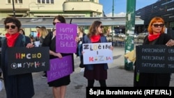 Na protestima u Sarajevu transparenti s porukama "Zločin i kazna" i Patrijarhat ubija".