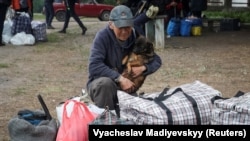 Мяцовы жыхар чакае аўтобусу для эвакуацыі непадалёк ад Ваўчанску на Харкаўшчыне, 12 траўня 2024
