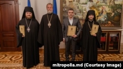 Mitropolitul Vladimir le-a înmânat decretele de numire în funcție a noilor conducători ai Academiei de Teologie Ortodoxă din Moldova. Nicolae Ionichi - al doilea din dreapta.