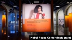 Fotoja e Narges Mohammadi, iranianes që e fitoi Çmimin Nobel për Paqe, në Muzeun e Fondacionit të Nobelit për Paqe.