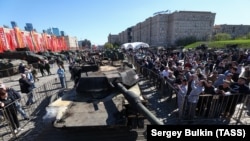 Посетители у танка М1А1 "Абрамс" на выставке техники НАТО в Москве