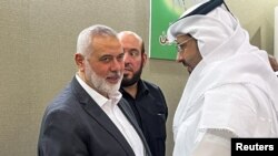 Liderul Hamas, Ismail Haniyeh (stânga), în timpul unei vizite în Qatar.