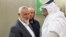 Liderul Hamas, Ismail Haniyeh (stânga), în timpul unei vizite în Qatar.