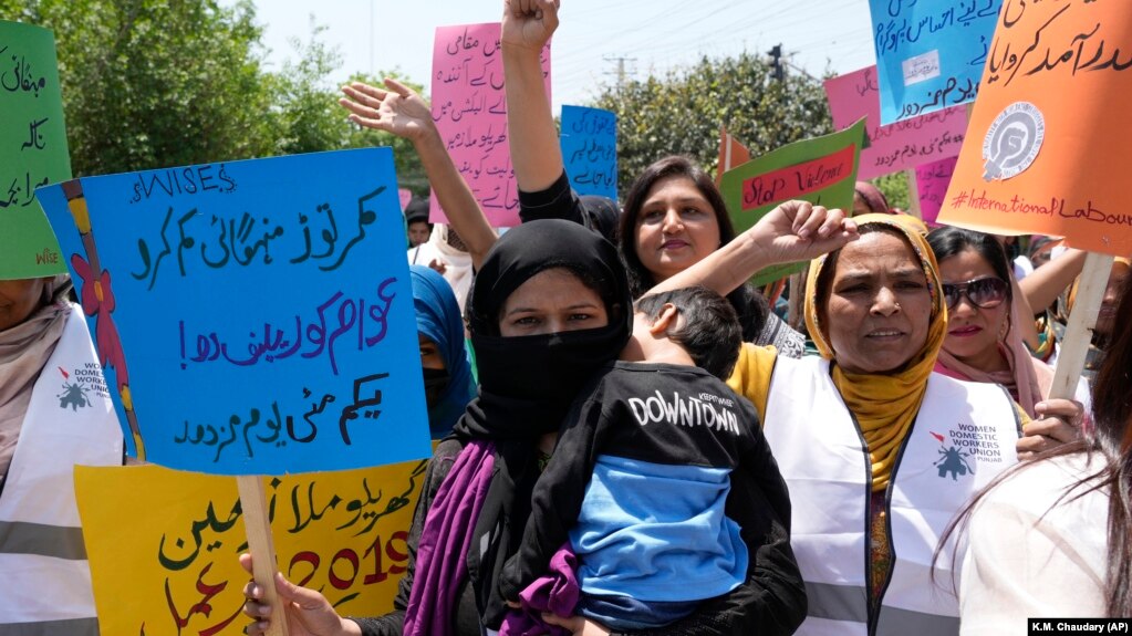 Prvomajski protest u Lahoru, Pakistan, 1. maja 2024. Učesnici skupa zahtijevali su provođenje zakona o radu i povećanje plata. 