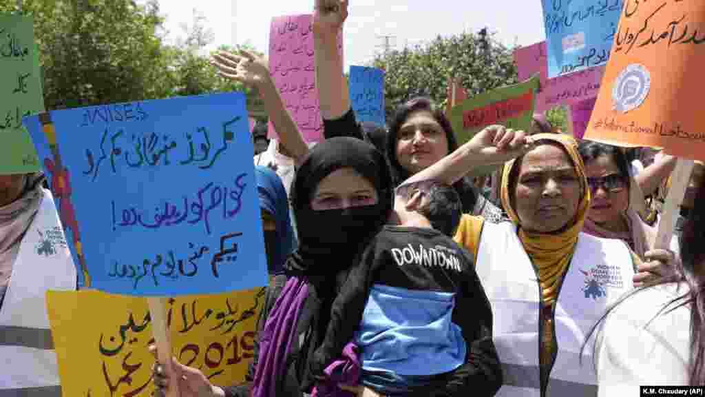 Prvomajski protest u Lahoru, Pakistan, 1. maja 2024. Učesnici skupa zahtijevali su provođenje zakona o radu i povećanje plata. 