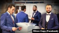 Артан Ајрули, сопственикот на „Ритрон копи“ (лево) и Перпарим Бајрами, фотографија од Скопски саем 2016 година (Фотографија преземена од Фејсбук профилот на компанијата „Ритрон копи“)