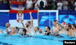 Përfaqësuesja e Serbisë feston fitoren ndaj përfaqësueses së Kroacisë në Lojërat Olimpike në Paris 2024.