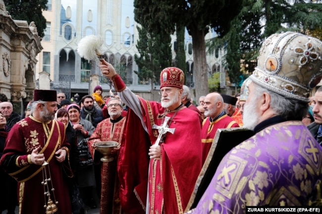 një prift ortodoks gjeorgjian gjatë një shërbese në Kishën e Shën Gjorgjit në Tbilisi.