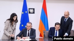 Armenia - Deputy Foreign Minister Paruyr Hovhannisian and EU Ambassador Vassilis Maragos sign an agreement on the status of the EU mission to Armenia, November 20, 2023.