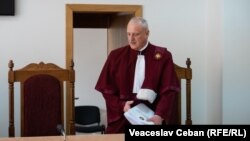 Заявление об отставке подал судья Владимира Тимофти, который рассматривает дело Додона