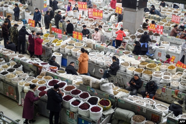 Njerëzit blejnë produkte mjekësore tradicionale kineze në një treg bimor në Bozhou, në provincën Anhui të Kinës lindore, në shkurt.