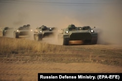 Боевые машины казахстанской армии в действии во время международных армейских учений «Центр-2019» в Казахстане. 16 сентября 2019 года