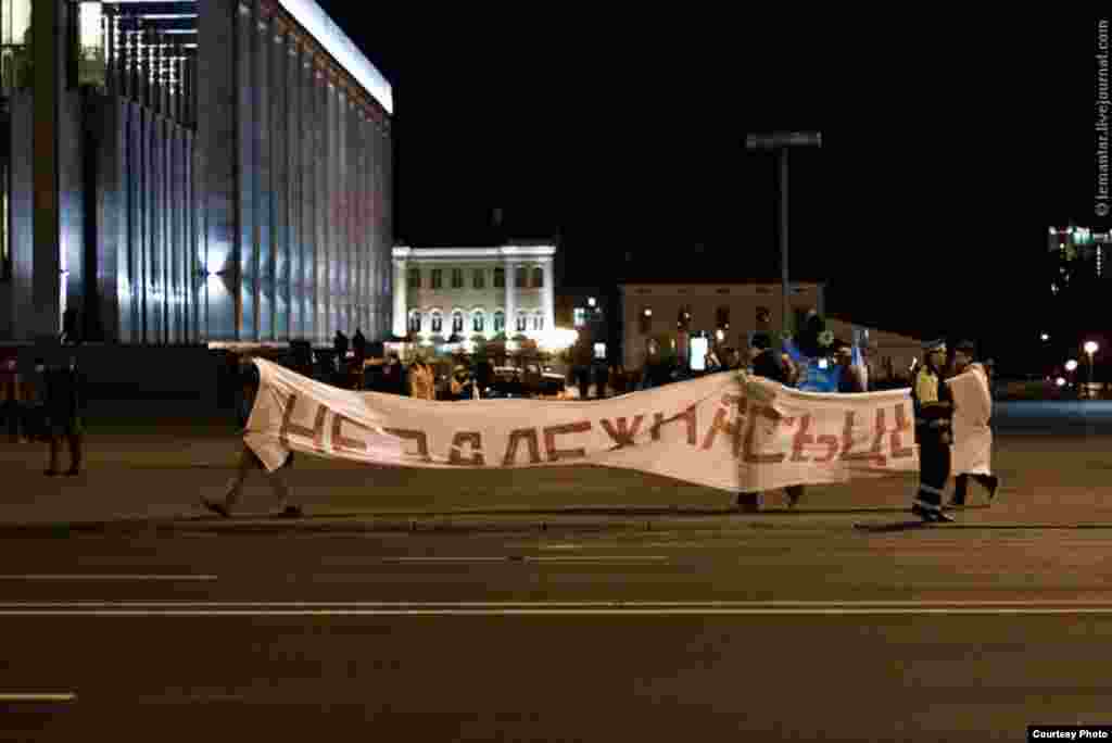 Акцыя на Кастрычніцкай плошчы 28 верасьня, фота http://lemantar.livejournal.com