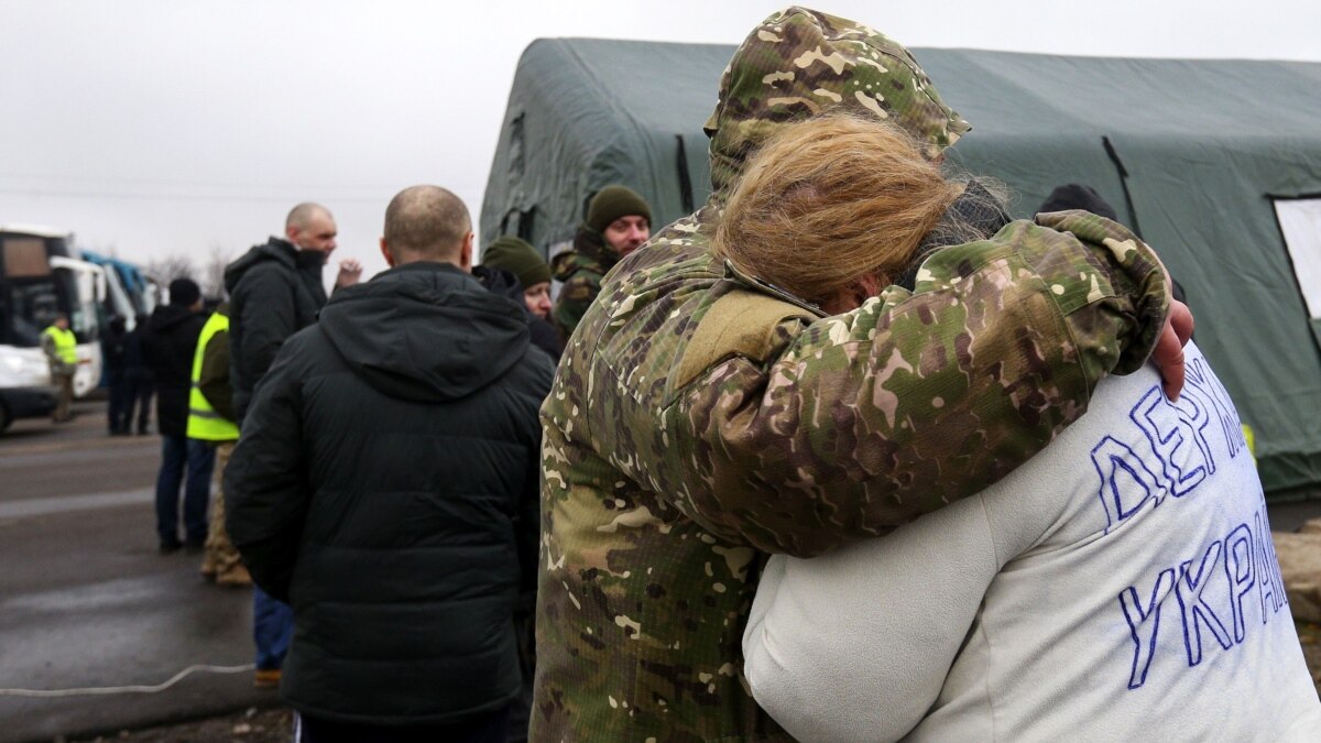 96 звільнених з полону українців отримали по 100 тисяч гривень допомоги – Мінреінтеграції