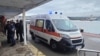 Врятованих членів екіпажу судна, пошкодженого внаслідок атаки безпілотника, вивозять машиною швидкої допомоги у Варні (Болгарія), 13 жовтня 2026 року