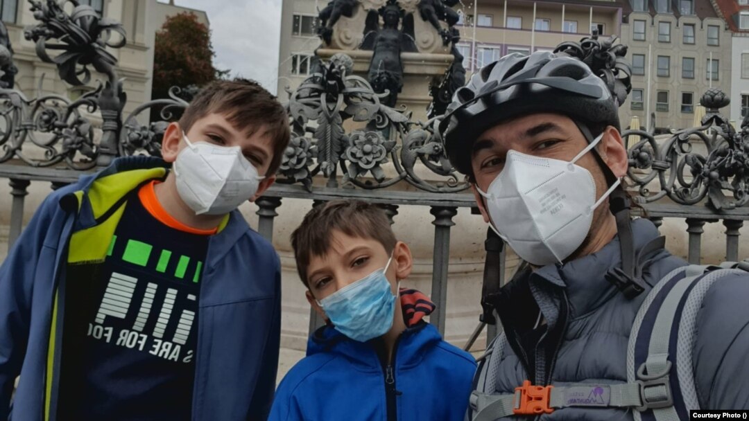 Alan și Daniel Solomon au fost testați de nouă ori de la începerea școlii în Germania pentru depistarea Covid. În orașul lor, se fac trei teste pe săptămână tuturor copiilor
