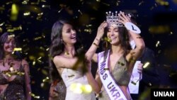 «Міс Україна-2017» Поліна Ткач, ліворуч, та дискваліфікована «Міс Україна-2018» Вероніка Дідусенко