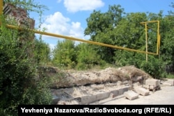 Перекази повідомляли, що надгробки з колишнього менонітського цвинтаря, використані для зведення розташованої поряд будівлі