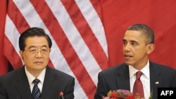 U.S. President Barack Obama (right) and President Hu Jintao make remarks during a meeting with business leaders in Washington