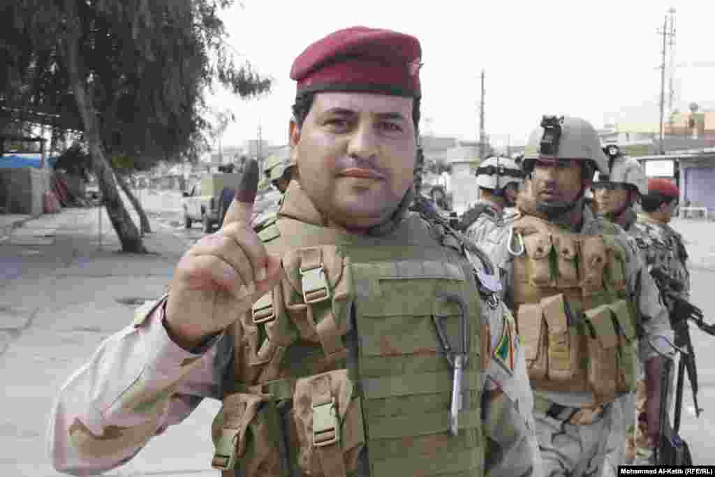 Iraqi soldiers vote in local elections in Mosul.