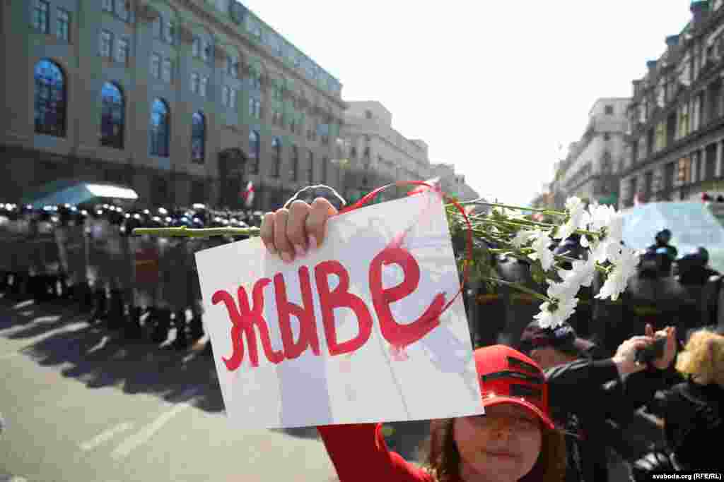 30 жніўня. &laquo;Марш міру і незалежнасьці&raquo; ў Менcку.&nbsp;Трэці нядзельны вулічны пратэст сабраў некалькі соцень тысяч чалавек