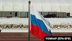 Российский флаг на олимпийском стадионе в Пчёнчхане, Южная Корея.