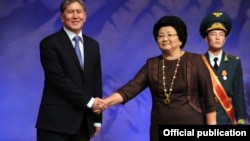 Роза Отунбаева Алмазбек Атамбаевге президенттик кызматты тапшырууда, 1-декабрь, 2011-жыл