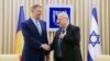 Klaus Iohannis dând mâna cu omologul său israelian, Reuven Rivlin