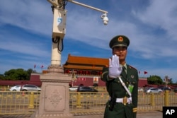 Piața Tiananmen din Beijing. În mod ironic, cuvântul înseamnă „Poarta păcii celeste”.