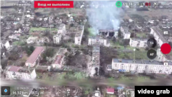 Стан Гуляйполя після російський бомбардувань плануючими ФАБами. Зйомка з російського дрона, що розкидає листівки, грудень 2025 року