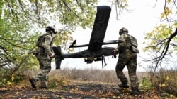 Військові батальйону спецпризначення Національної поліції готують до польоту розвідувально-ударний безпілотник «ГАРА» на позиції поблизу лінії фронту. Донеччина, жовтень 2026 року 