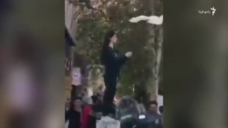 دختر بی حجاب روی بلندی، خیابان انقلاب، تهران