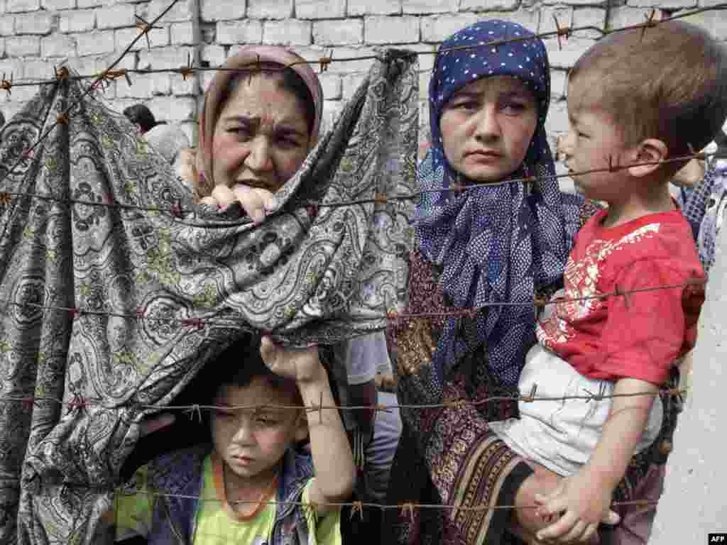 Tens of thousands of ethnic Uzbeks -- mostly women, children, and the elderly -- have fled the violence in southern Kyrgyzstan and sought refuge in neighboring Uzbekistan. The UN's special envoy in Bishkek, Miroslav Jenca, says their number may soon pass 100,000. Regional media report Uzbekistan has closed its border with Kyrgyzstan, however, citing its inability to cope with the large number of refugees.