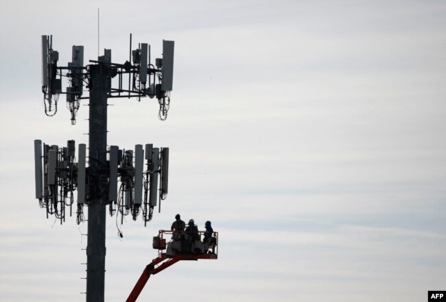 Punëtorët e kompanisë Verizon rregullojnë një shtyllë telefonike me qëllim që rrjeti 5G të shpërndahet më mirë në Utah të SHBA-së. Fotografi nga arkivi.