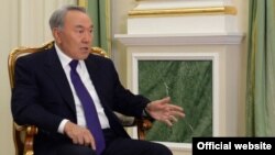 Президент Казахстана Нурсултан Назарбаев дает интервью журналисту телеканала "Россия 24".