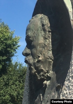 Анджело Буцци, ранняя работа Трубецкого на кладбище в Сондрио. Фото М. Талалая.