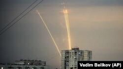 Російські ракети, запущені по території України з Бєлгородської області Росії, які було видно на світанку в Харкові, 15 серпня 2022 року