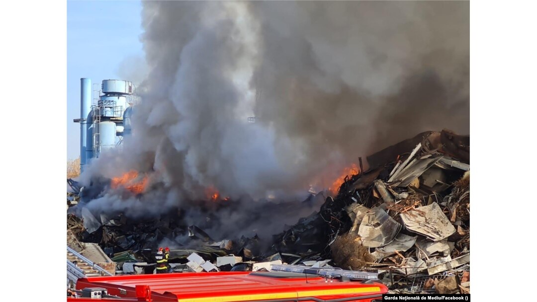 Un tocător de aparate refrigorifice ar fi provocat incendiul din Chitila.