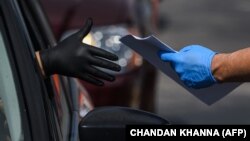 مردی در حال جمعآوری فرم بیمه بیکاری در فلوریدا