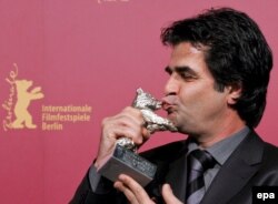 Iranian director Jafar Panahi kisses the Silver Bear he received for his movie Offside during the awards ceremony of the 56th Berlin International Film Festival in 2006.