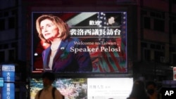 Një bilbord në Tajvan me portretin e kryetares së Dhomës së Përfaqësuesve, Nancy Pelosi.