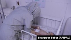 کودکان در شفاخانه اطفال هرات توسط داکتران بدون سرحد تحت معاینه و تداوی قرار میگیرند
