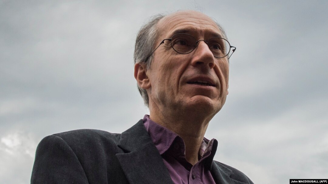 Gerard Biard, redactorul șef al revistei Charlie Hebdo, spune că principala problemă cu Putin este că a reușit să anuleze toate criticile din societatea rusă.